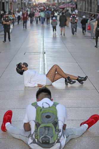 Artistas callejeros en zona peatonal de la calle Madero del Centro Histórico en la Ciudad de México.