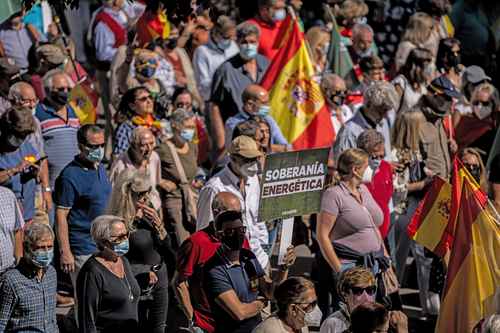 Protesta en Madrid contra los aumentos en la tarifa de la electricidad. Los precios del gas y la luz se incrementan en Europa mientras los gobiernos de España, Grecia e Italia toman medidas para limitar las alzas.