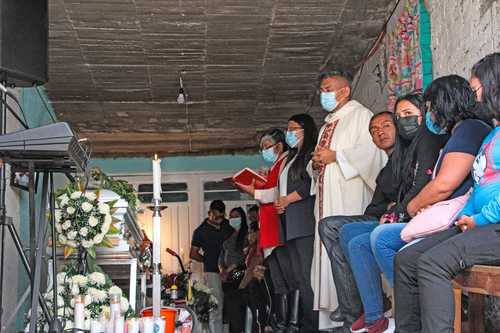 Familiares, vecinos y amigos velaron ayer los restos de Paola Daniela Campos Robledo y de su hijo Jorge Dilan, quienes perecieron el pasado 10 de septiembre cuando se desgajó una parte del Cerro del Chiquihuite, en el municipio de Tlalnepantla, estado de México.