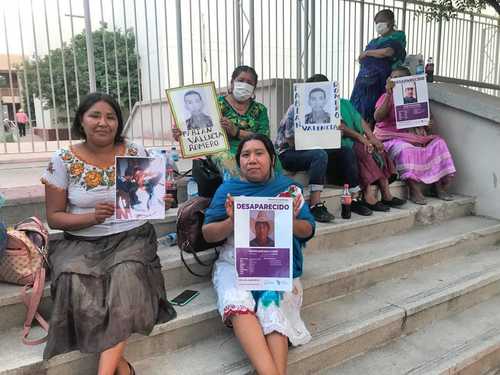 Familiares de los siete integrantes de la tribu yaqui que desaparecieron el 14 de julio anterior acudieron ayer a la Fiscalía General de Justicia de Sonora para reconocer las pertenencias que fueron halladas el lunes junto con restos óseos en el cerro El Chichiquelite.