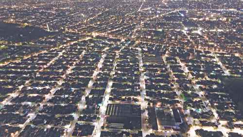 Vista nocturna de una parte de la alcaldía, ya con las nuevas lámparas con tecnología LED colocadas en los postes y que proporcionan mejor iluminación, además de aminorar los costos por consumo eléctrico.