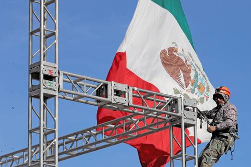 Comenzó a desmontarse la exposición La gran fuerza de México en el Zócalo.
