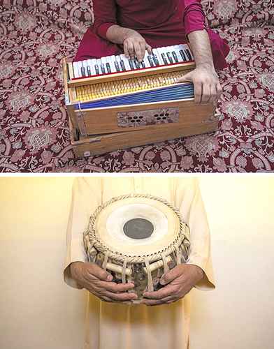  Instrumentos tradicionales: un armonio y una tabla, respectivamente. Foto Ap