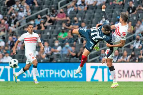 Rogelio Funes Mori, de Rayados, se eleva ante la férrea marcación de los escarlatas.