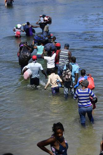 Grupo de haitianos captado desde Ciudad Acuña al momento de cruzar el río Bravo.