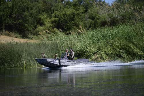 Guardabosques de Texas vigilan el río Bravo, en imagen desde Ciudad Acuña.