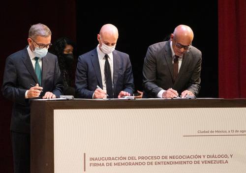 Las negociaciones mediadas por Noruega y que cuentan con el acompañamiento de Rusia y Países Bajos fueron inauguradas el 13 de agosto en el Museo Nacional de Antropología con la firma de un memorando de entendimiento por el que las partes expresaron su disposición a negociar intensa, integral y pacíficamente.