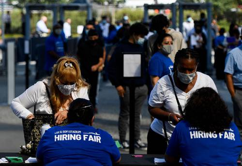 El número de estadunidenses que solicitaron ayuda por desempleo creció inesperadamente la semana pasada, en medio de un aumento en California, pero el mercado laboral sigue recuperándose de manera continua. Los pedidos subieron 16 mil para totalizar 351 mil solicitudes, informó el Departamento del Trabajo. Economistas calculaban que sumarían 320 mil. Las solicitudes han descendido desde un récord de 6 millones 149 mil a principios de abril de 2020 –en la etapa de mayor impacto por la pandemia– pero aún se mantienen por encima del rango de 200 mil a 250 mil que se considera compatible con las condiciones saludables del mercado laboral. (Con información de Reuters)