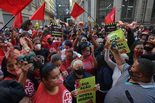 Activistas del Movimiento de Trabajadores Sin Techo (MTST) de Brasil ocuparon brevemente ayer la sede de la Bolsa de Valores de Sao Paulo, la principal de América Latina, para protestar “contra la escasez y el hambre”. Los inconformes eligieron este lugar “por ser el mayor símbolo de especulación y desigualdad social. Mientras las empresas lucran, el pueblo pasa hambre y el trabajo es cada vez más precario”, denunció en su cuenta de Twitter el MTST. “Todo está muy caro, la culpa es de Bolsonaro”, se leía en algunos de los carteles de los manifestantes.