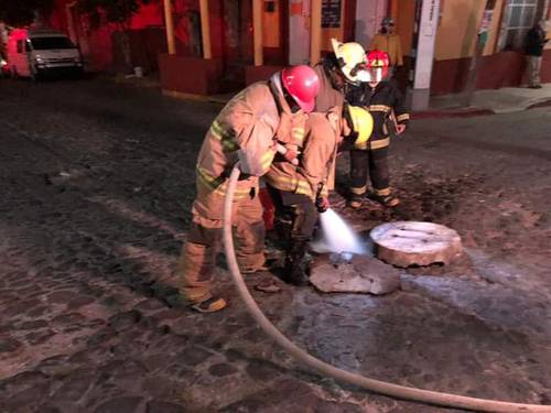 Combustible de una toma clandestina ubicada en el municipio de Teteapulco, Hidalgo, se derramó en el alcantarillado de dicha localidad; elementos del cuerpo de bomberos usaron mangueras para limpiar el drenaje.