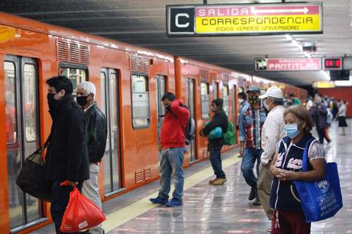Miles de personas utilizan el Metro como medio de transporte, respetando las medidas sanitarias en la transicion a la nueva normalidad.
