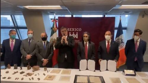 En marzo del año pasado trascendió que varios objetos de valor histórico de México fueron subastados en las reconocidas casas de puja en Estados Unidos; este jueves, el canciller Marcelo Ebrard publicó un video en su red social oficial para dar cuenta de las piezas recuperadas, entre ellas documentos atribuidos a la época de la conquista.