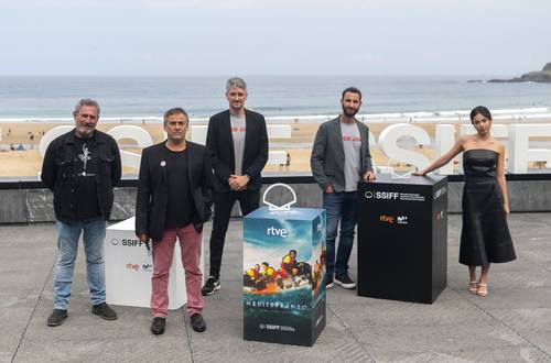 Los actores Sergi López, Eduard Fernández, Dani Rovira y Anna Castillo, flanquean al realizador.