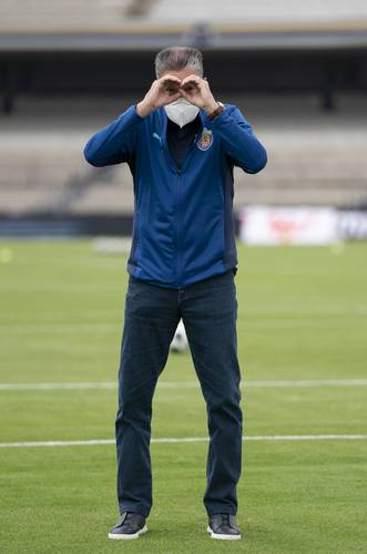 Con un entrenador nuevo y jugando fuera de su estadio, Ricardo Peláez, presidente deportivo de las Chivas, intenta ver cómo ganarle al líder América.