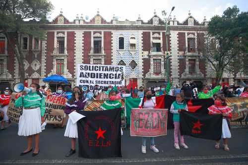 Integrantes del Congreso Nacional Indígena marcharon de Insurgentes y Reforma a la Secretaría de Gobernación.