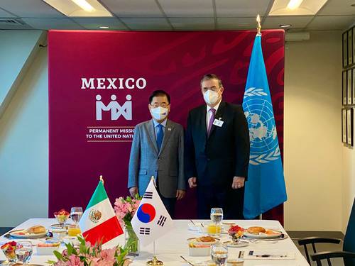 El canciller mexicano, Marcelo Ebrard, con su homólogo de Corea del Sur, Chung Eui-yong, en una reunión de trabajo en Washington.