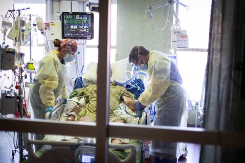  Un médico atiende a un paciente en un nosocomio de Boise, Idaho. Foto Ap