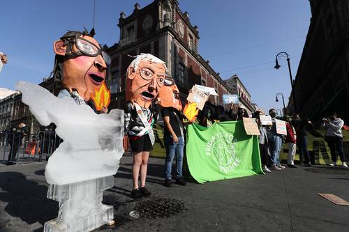 Simpatizantes del movimiento Fridays for Future expresaron cerca de Palacio Nacional su oposición a las actividades de Petróleos Mexicanos.