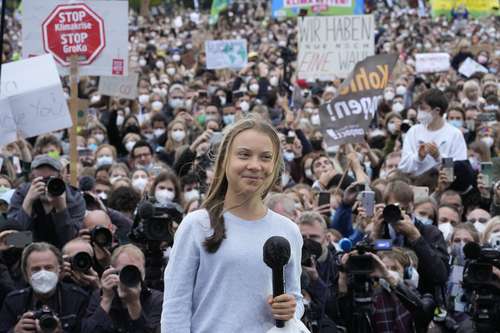 La activista sueca Greta Thunberg participó en un mitin en Berlín, donde reprochó que los partidos políticos no hacen lo suficiente contra el calentamiento global.