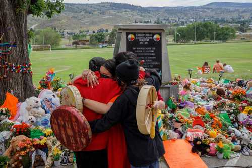 En imagen de archivo, integrantes de la nación Mosakahiken Cree ante un monumento dedicado a los 215 niños hallados en tumbas anónimas en un antiguo colegio indígena de Kamloops.