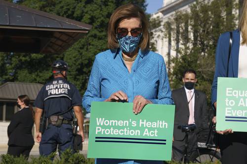 La demócrata Nancy Pelosi, presidenta de la Cámara de Representantes, antes de ingresar al Capitolio a votar el proyecto de ley que busca garantizar el derecho a interrumpir un embarazo.