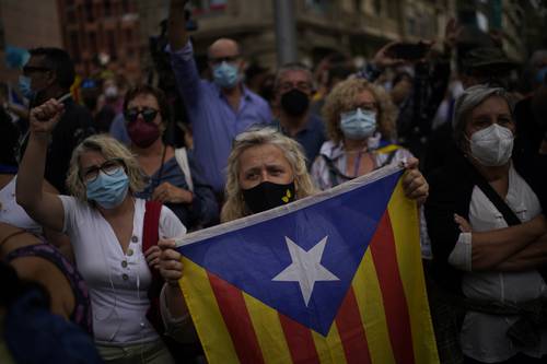 Independentistas catalanes protestaron en apoyo de Carles Puigdemont ante el consulado italiano en Barcelona.