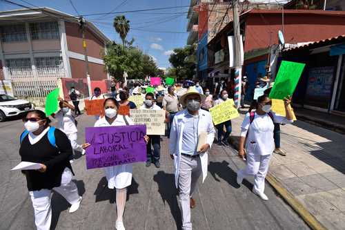 Médicos, enfermeras, personal administrativo y eventual marcharon ayer por calles de la alameda Granados Maldonado hasta las instalaciones del Congreso del estado, en Chilpancingo, para exigir a los gobiernos federal y estatal la entrega de plazas de base. En Guerrero, los trabajadores iniciaron un paro de labores desde hace cinco días en 14 hospi-tales, y 400 centros de salud en la entidad, deman-dan el pago de un fondo de 17 mil 500 pesos.