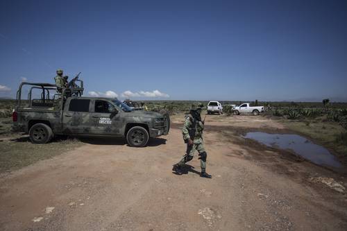 Elementos del Ejército resguardan la zona donde fueron hallados ayer nueve cuerpos en El Bravo, municipio de Pinos, Zacatecas.