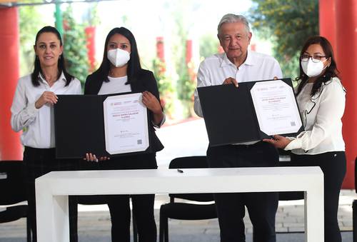 Sheinbaum y el Presidente entregaron reconocimientos a jóvenes.