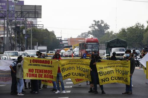 Habitantes de Residencial Privalta bloquearon de nuevo el Eje 3 Oriente, a la altura de Centeno, para protestar por que vecinos de Granjas México impiden su conexión a la red de agua y acusaron a la empresa Buen Hogar de no entregar el edificio con la toma adecuada.