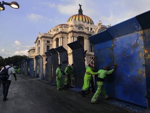 Por las manifestaciones esperadas, ayer se colocaron vallas frente a Bellas Artes.