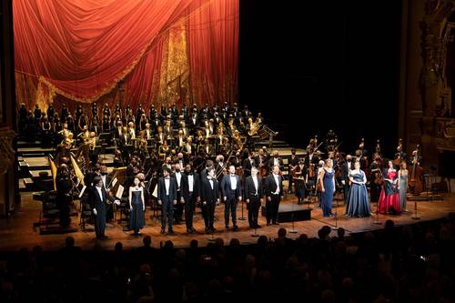 El público en la Ciudad Luz retribuyó con 15 minutos de aplausos de pie la velada, en la que el venezolano propuso un repertorio con composiciones de Georges Bizet, Richard Wagner, Giuseppe Verdi, Richard Strauss y Manuel de Falla, entre otros.