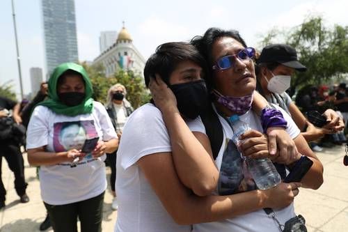 Colectivos feministas y madres de víctimas de feminicidio y desaparición intervinieron el monumento donde se ubicaba la escultura de Cristóbal Colón, en Paseo de la Reforma, y colocaron una figura en madera de una mujer con el puño en alto, “un acto simbólico para demandar que el nombre de esta glorieta sea Glorieta de las Mujeres que Luchan”.