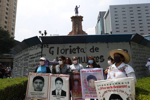 Madres de personas desaparecidas se sumaron ayer a la marcha de los normalistas y colocaron un antimonumento donde se encontraba la estatua de Cristóbal Colón.