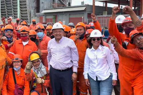 En Cadereyta, el Ejecutivo, con obreros de Pemex y la secretaria de Energía, Rocío Nahle.