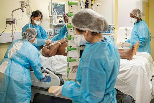 En un hospital de Cayena, capital de Guayana Francesa, personal médico atiende a un paciente en coma, en un momento en que las autoridades sanitarias de ese país sudamericano reportan 21 fallecimientos en siete días.