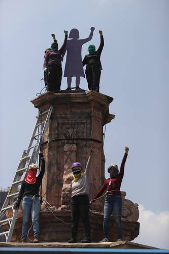 Madres de desaparecidos, familiares de víctimas de feminicidio y colectivos feministas intervinieron el pedestal donde estaba la estatua de Colón, en Paseo de la Reforma, en la Ciudad de México.