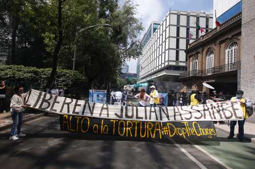El colectivo #24F Coalición Vida y Libertad Julian Assange protestó ayer frente a la embajada de Estados Unidos.