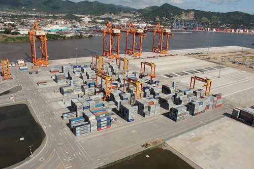 Terminal de contenedores en el puerto de Manzanillo. La industria enfrenta los costos de la pandemia.