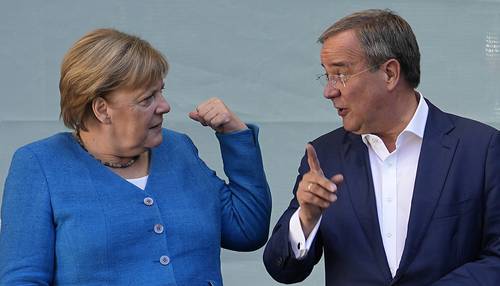 La canciller Angela Merkel y el candidato Armin Laschet, en el último acto de campaña de la Unión Cristiana Demócrata, en Aquisgrán.