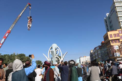 Cuatro hombres que supuestamente privaron de la libertad a un empresario y su hijo fueron ultimados por talibanes y expuestos en varios puntos de Herat. La imagen, en la plaza principal de la ciudad.