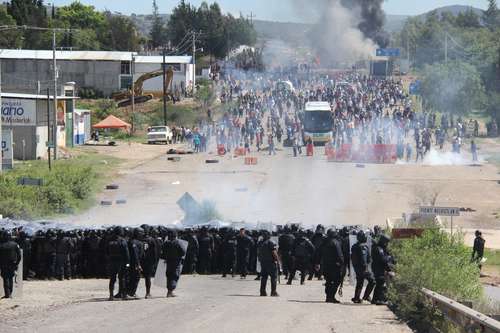 El 19 de junio de 2016 policías estatales y federales se enfrentaron con pobladores de Nochixtlán, durante un desalojo fallido en el que murieron ocho personas y cien resultaron heridas. En la imagen, la confron-tación ocurrida en la entrada de ese poblado de Oaxaca.