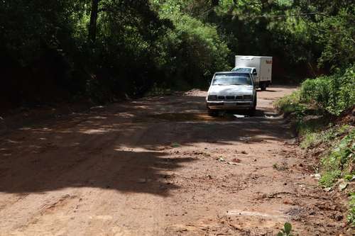 La carretera que comunica a Tlacotepec, municipio de Heliodoro Castillo, con Chilpan-cingo, está dañada por las llu-vias y empresas que han acudido a repararla no han hecho bien su trabajo, se quejan transportistas.