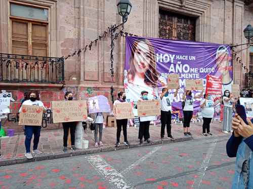 Unas 300 personas protes-taron la tarde de ayer frente al palacio de gobierno en Morelia, en repudio a la supensión del proceso penal contra el presunto asesino de la educadora Jessica González.