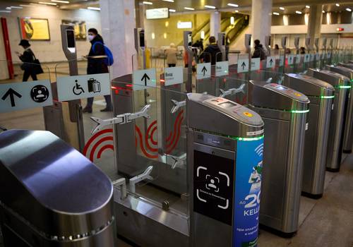 En el hermoso Metro moscovita, los torniquetes en la estación Turgenevskaya ya muestran el símbolo de reconocimiento facial con el que los usuarios entran y el costo se descuenta automáticamente en su banco.