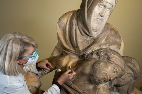 Terminó la restauración de la obra La Piedad, de Miguel Ángel, conocida como La Piedad Bandini, conservada en el Museo dell'Opera del Duomo de Florencia, Italia. Las labores comenzaron en 2019, pero fueron suspendidas varias veces por la contingencia de Covid-19; la imagen muestra el trabajo realizado en marzo. La escultura, tallada en un magno bloque de mármol procedente de las canteras de Medici di Seravezza (1547 y 1555), puede ser admirada en visitas guiadas desde este sábado hasta el 30 de marzo de 2022.