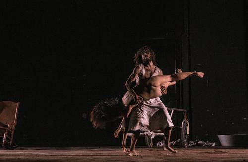 La obra Crudo. Siempre volveré a vivir, de Incorpo Dance Theater Company, agrupación colombiana-uruguaya, concluye sus presentaciones hoy a las 18 horas en el Teatro Raúl Flores Canelo, del Centro Nacional de las Artes. La puesta en escena está inspirada en las experiencias de cuatro mujeres frente a la locura: Ofelia, personaje de Hamlet, de William Shakespeare; Alejandra Pizarnik, poeta argentina; Virginia Woolf, escritora inglesa, y Séraphine Louis, pintora francesa.