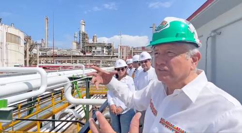 POR LA AUTONOMÍA EN COMBUSTIBLES. El fin de semana el presidente López Obrador supervisó las obras de rehabilitación en refinerías. Ayer estuvo en Minatitlán, Veracruz, y Dos Bocas, Tabasco, donde recalcó que una vez que funcionen todas no habrá gasolinazos.