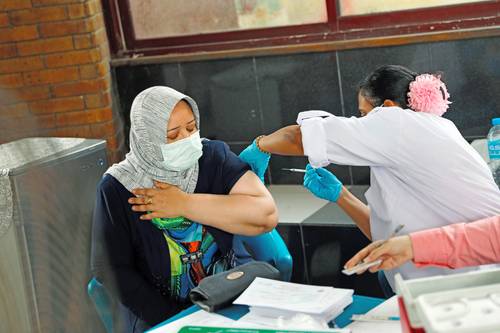 Egipto abrió centros juveniles en todas las provincias para permitir que las personas reciban una vacuna contra el coronavirus. La imagen corresponde al Centro Juvenil Rod El Farag, en El Cairo.