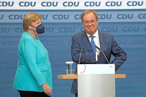  La canciller federal saliente, Angela Merkel, y el abanderado de la CDU, Armin Laschet, en rueda de prensa al concluir las votaciones. Foto Ap
